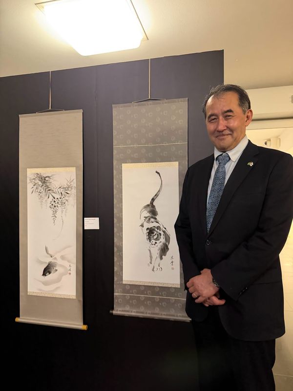 展示作品（掛軸） / Hanging scrolls on display